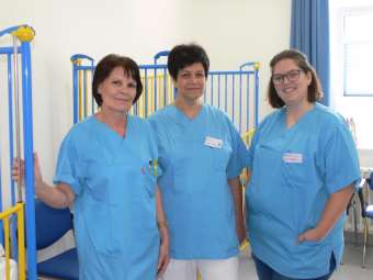 Julia Lachmann (r.), Leitung des ZAO, und ihre Kolleginnen Doris Happe (l.) und Andrea Lindner (m.) im liebevoll gestalteten Kinderzimmer des ZAOs.