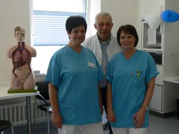 Chefarzt Dr. med. Stefan Deutsch (m.) mit Andrea Lindner (l.) und Doris Happe (r.) in der neuen, großzügigen Anmeldung des ZAOs.