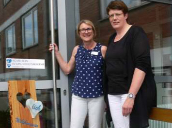 Pflegedirektorin Oberin Simone Gebauer (r.) und Schulleiterin Heike Spors (l.) freuen sich gemeinsam, dass die AGAPLESION EV. GESUNDHEITSAKADEMIE WESERBERGLAND für die Zukunft gut aufgestellt ist.