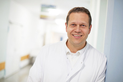 Oberarzt Dr. med. Christian Grünberg freut sich auf die Fragen der Anrufer:innen.