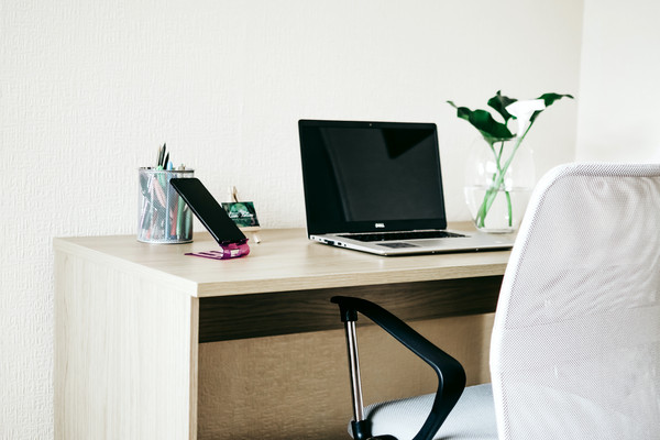 Arbeitsplatz: Schreibtisch und -stuhl, PC, Handy