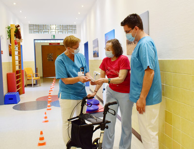 Übergabe eines der ersten Rollatorführerscheine