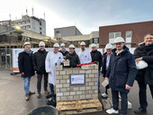 Beim Einlassen der Zeitkapsel in den Anbau des Operationssaals setzt das Diakonieklinikum ein starkes Zeichen für die Zukunft der medizinischen Versorgung.