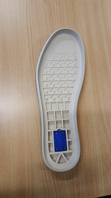 Die speziell angefertigten Schuhe enthalten einen Chip zur Aufnahme und Weitergabe von Daten.