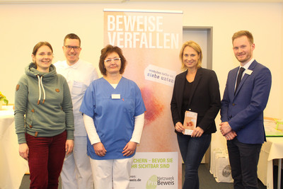 Sensibilisierung für Gewaltopfer durch Schulung – (von li.) Tobias Hesse und Dr. Anne Wiegand, Oberärzte der Frauenklinik, Manuela Pakendorf, Pflegerische Leitung der Notaufnahme, Prof. Dr. Anette Debertin, Oberärztin des Rechtsmedizinischen Institutes der MHH und Leiterin des Netzwerks ProBeweis sowie Matthias Sachse, Referent des Theologischen Direktors am AGAPLESION DIAKONIEKLINIKUM ROTENBURG