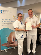 Melanie Kosicki, Hygienefachkraft (l.) und Priv.-Doz. Dr. Claas Baier, Ärztlicher Leiter der Krankenhaushygiene, freuen sich sehr über das Gold-Zertifikat der Aktion Saubere Hände.