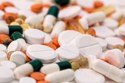 Viele Tabletten (Antibiotika) auf einem Haufen