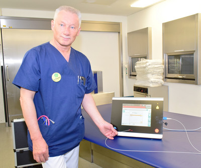 OA Siegfried Kasperek mit dem neuen Laser zu schonenden Behandlung von Enddarmerkrankungen