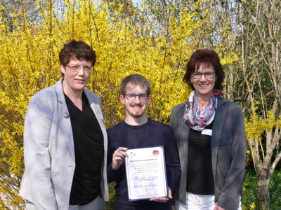 Bildunterschrift: Roman Förster (m.) freut sich gemeinsam mit Pflegedirektorin Oberin Simone Gebauer (l.) und der stellvertretenden Pflegedirektorin Susanne Joppe (r.) über den Sieg beim Vorentscheid.