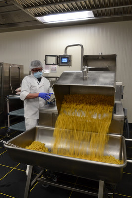 Im sog. Pastamaten inklusive vollautomatischem Rückkühlbecken werden bis zu 200 kg Pasta pro Stunde zubereitet