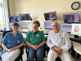 Dr. Dr. Svetlana Kappl (Mitte) zusammen mit Dr. Frank Bösebeck (r.) und Josephine Bartling, Medizinische Technologin für Funktionsdiagnostik, beim Video-EEG-Monitoring.